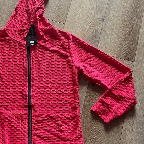 Sweatshirt Women's, L Red with long-sleeved hood, pockets, and zipper closure. - Picture 4 of 7